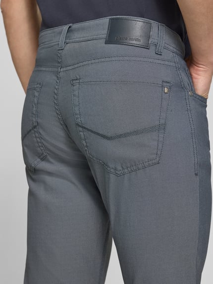 Männermodel trägt Fein strukturierte Hose mit Label-Detail Modell Lyon van Pierre Cardin, katoenmix met stretch, regular fit, detailopname rugaanzicht.