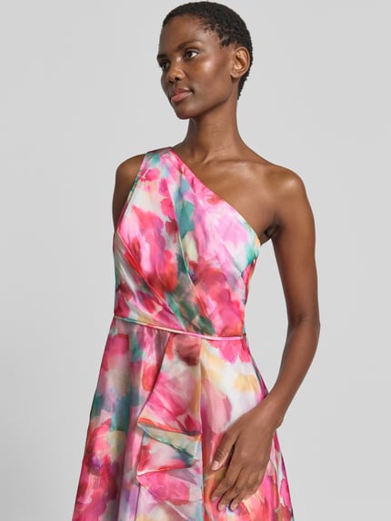 Frauenmodel trägt Cocktailkleid im One-Shoulder-Look von Adrianna Papell aus Chiffon mit Allover-Look und Volants, Nahaufnahme Oberkörper. Damen Cocktailkleid, Midikleid, Rückenlänge bei Größe 36: 100 cm, Brustweite bei Größe 36: 42 cm.