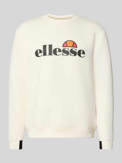 Produktfoto, białe Sweatshirt mit Label-Print Modell 'CORVARO' von Ellesse, luźny krój, okrągły dekolt, ściągacze, materiał z domieszką wiskozy.