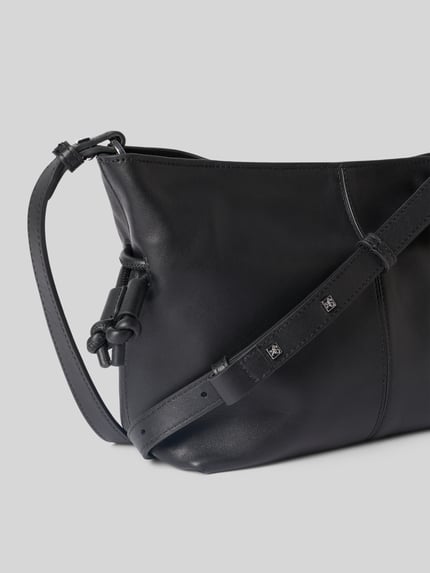 Produktfoto, Umhängetasche aus echtem Leder von Marc O'Polo für Damen in Schwarz mit glatter Oberfläche und markanten Nähten.