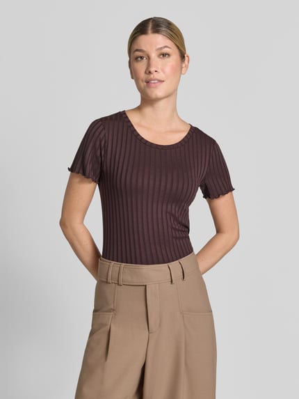 Frauenmodel trägt Slim Fit T-Shirt aus Viskose-Mix von Rich & Royal in Dunkelbraun mit Kräuselsäumen, Rundhalsausschnitt, Nahaufnahme Oberkörper.