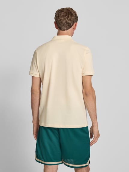 Męski model nosi Slim Fit Poloshirt mit Label-Stitching Modell 'Hampton' od PROHIBITED, bawełna, krój slim fit, zdjęcie całej sylwetki z tyłu.