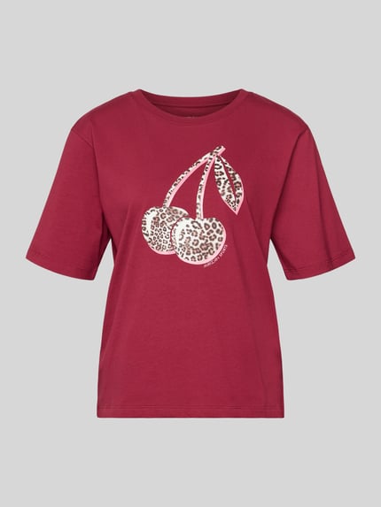Produktfoto, T-shirt mit Motiv-Print von Marc Cain, damski t-shirt, bawełna, krój regular fit, prążkowany okrągły dekolt, długość tyłu w rozmiarze 36: 56 cm, czerwony, nadruk z motywem, gładka faktura, prosta forma