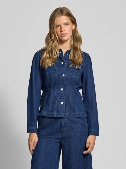 Frauenmodel trägt Flared Fit Jeansbluse aus Baumwoll-Lyocell-Mix von Marc O'Polo DENIM in Dunkelblau, Kontrastnähte, Ganzkörperansicht von vorne.