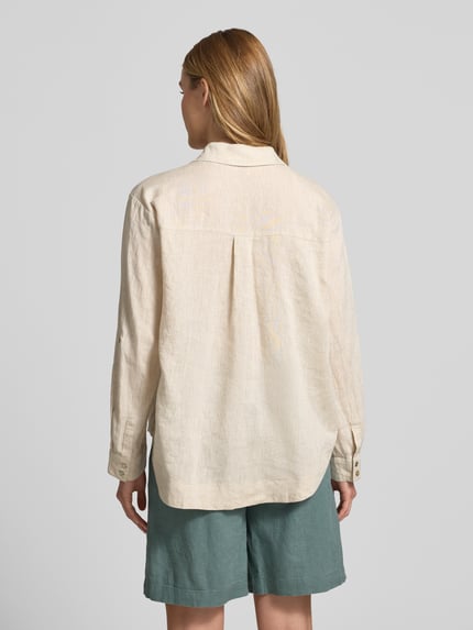 Frauenmodel trägt Regular Fit Leinenbluse mit V-Ausschnitt von Christian Berg Woman in Beige, reine Leinen, Hemdblusenkragen, Rückenansicht Ganzkörperansicht.