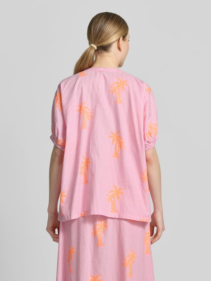 Vrouwenmodel draagt Bluse mit Rundhalsausschnitt und Knopfleiste van Milano Italy in roze-wit met oranje print, katoenmix met stretch, straight fit, ronde hals, knoopsluiting, elastische mouwboorden, ruglengte maat 36: 63 cm, volledige rugaanzicht.