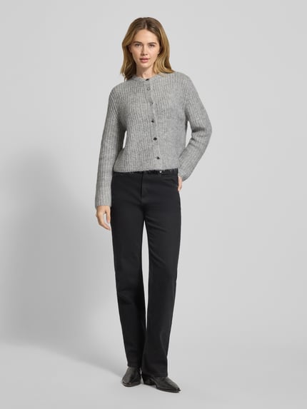 Frauenmodel trägt Strickjacke mit Rundhalsausschnitt Modell 'TIAH' von Someday, grauer Material-Mix mit Woll-Anteil, Regular-Fit, Ganzkörperansicht von vorne.