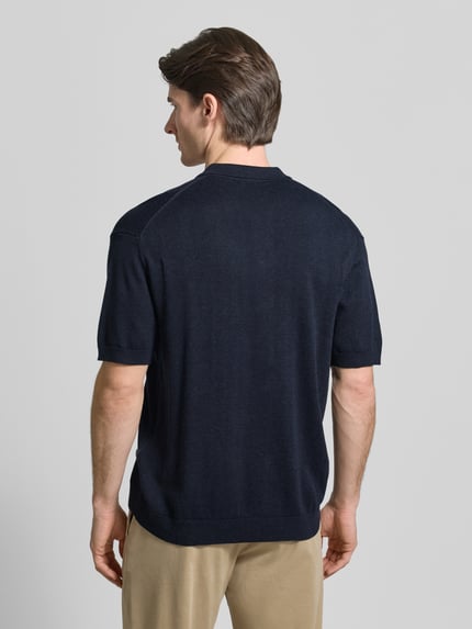 Männermodel trägt Freizeithemd mit 1/2-Arm Modell 'BELLS' von Casual Friday, dunkelblau, Baumwoll-Lyocell-Mix, Regular-Fit, Ganzkörperansicht Rückansicht.