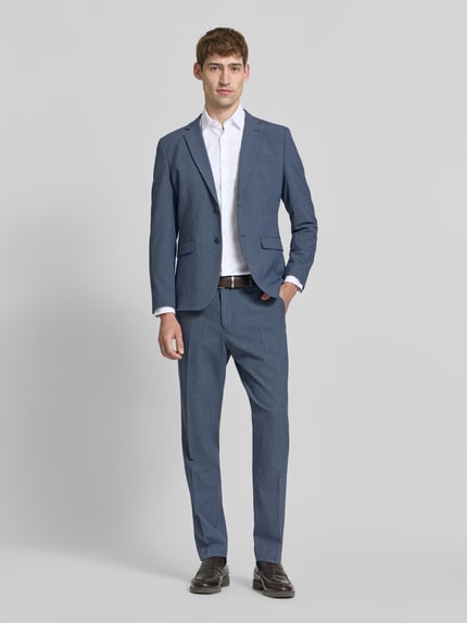 Männermodel trägt Super Slim Fit Businesshemd mit Kentkragen von OLYMP in Weiß, kombiniert mit blauem Anzug, Ganzkörperansicht von vorne. Unifarbene Optik, einreihige Knopfleiste, Manschetten, Rückenpasse, Webware.