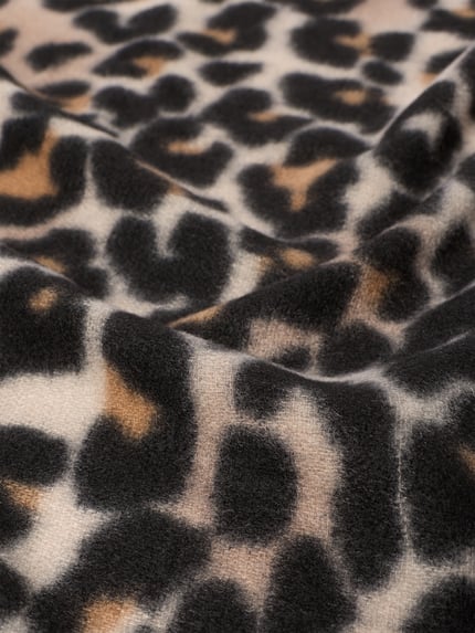 Produktfoto, Schal mit Fransenabschluss von PIECES aus Fleece, mehrfarbig mit Animal Print und Fransen, weich gemusterte Textur