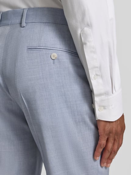 Männermodel trägt Slim Fit Anzug aus reiner Schurwolle Modell 'H-HUGE-2PCS-263' von BOSS in hellblau, feine Textur, Nahaufnahme Rückansicht, Kontext Herren Anzug von BOSS.
