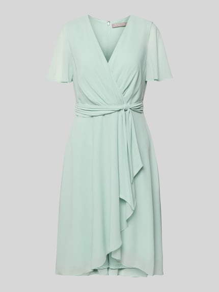 Produktfoto, Knielanges Cocktailkleid in Wickel-Optik von Christian Berg Cocktail in hellgrünem Chiffon, A-Linie, V-Ausschnitt, Bindegürtel, sanfte fließende Textur