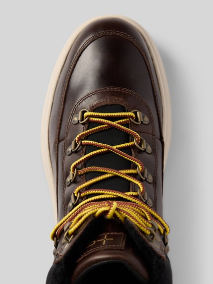 Productfoto, Boots uit leer model 'GRANITO GRIP' van Geox, bruin met afgeronde neus, vetersluiting, ruwe texturen, maat 44 context