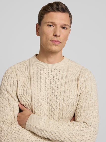 Männermodel draagt gebreide pullover met structuurpatroon model 'SEAN' van Jack & Jones Premium, katoenmix, regular fit, ronde hals, nahaufnahme bovenlichaam.