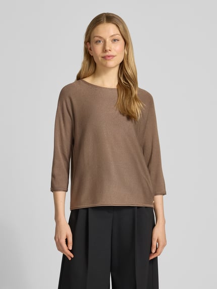 Frauenmodel trägt Relaxed Fit Strickpullover aus Viskose-Mix mit Glitzergarn von s.Oliver BLACK LABEL, braun, Feinstrick, Ganzkörperansicht von vorne.