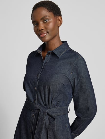 Frauenmodel trägt Loose Fit Freizeitkleid aus Baumwoll-Mix von Tom Tailor, dunkles Blau, glatte Textur, Nahaufnahme Oberkörper, Damen Freizeitkleid von Tom Tailor
