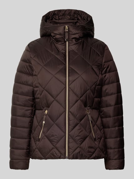Produktfoto, Jacke mit Kapuze und Reißverschlusstaschen von Christian Berg Woman Selection, prosty krój, kaptur, zamek błyskawiczny, boczne kieszenie zapinane na zamek błyskawiczny, długość tyłu w rozmiarze 36: 62 cm, szerokość ramion w rozmiarze 36: 42 cm, szerokość klatki piersiowej w rozmiarze 36: 50 cm, długość rękawów w rozmiarze 36: 62 cm, brązowy kolor, pikowana faktura