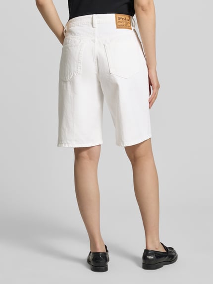 Frauenmodel trägt Regular Fit Jeansshorts aus reiner Baumwolle von Polo Ralph Lauren, Optik: Unifarben, Twill, Label-Patch, 5-Pocket-Design, Ganzkörperansicht Rückansicht.