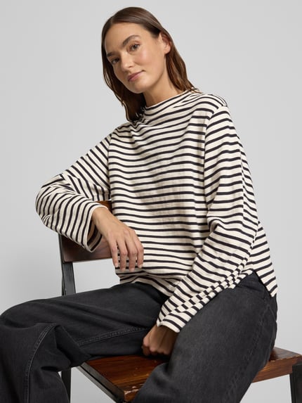 Kobiece modelka nosi Regular Fit Langarmshirt aus reiner Baumwolle von Marc O'Polo w paski, okrągły dekolt, cienka bawełna, zdjęcie z przodu, ujęcie do pasa.