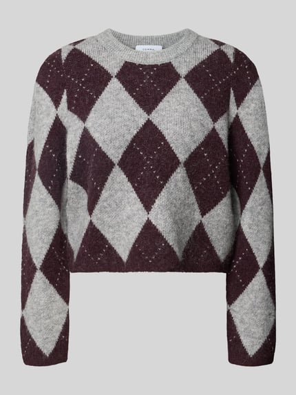 Produktfoto, Strickpullover im Allover-Look von COMMA mit Rauten-Muster in Grau und Dunkelrot, Rundhalsausschnitt, Boxy Fit, Damenpullover