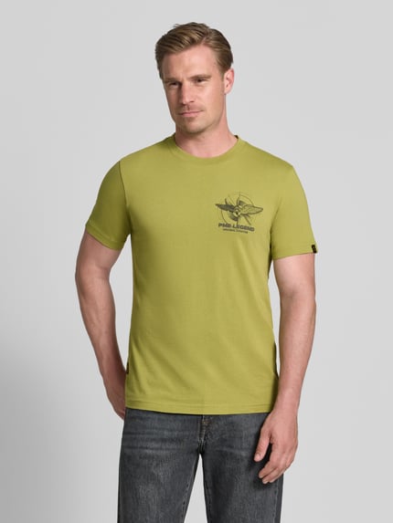 Männermodel draagt T-shirt met Label-Print en ronde hals van PME Legend, puur katoen, slim fit, ruglengte maat M 71 cm, Ganzkörperansicht van voren.