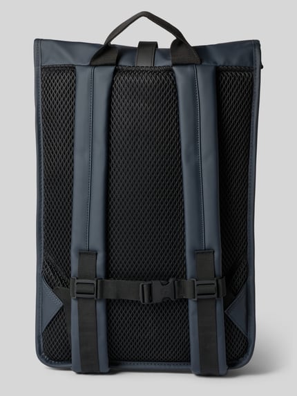 Produktfoto, Rucksack mit Logo-Detail von Rains in Dunkelblau mit schwarzem Mesh-Rücken und verstellbaren Schulterriemen, Rückansicht, Herren Rucksack, Hauptfach mit Karabinerhaken, Rolltop, Maße: 34x48x11 cm, Schulterriemen 80 cm