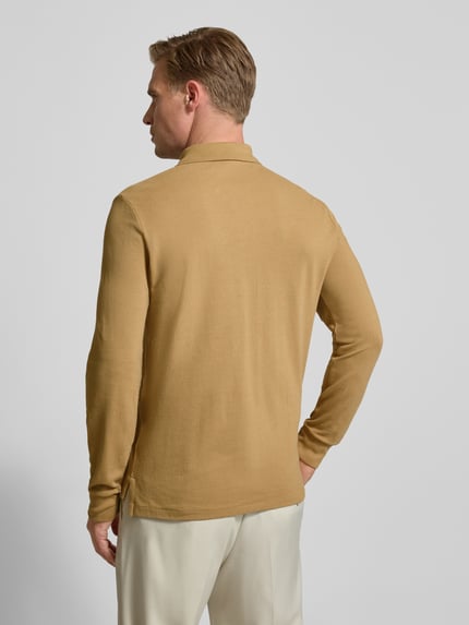 Männermodel trägt Poloshirt mit Label-Stitching von Polo Ralph Lauren, beige, Baumwolle, Regular Fit, Rückansicht Ganzkörperansicht.