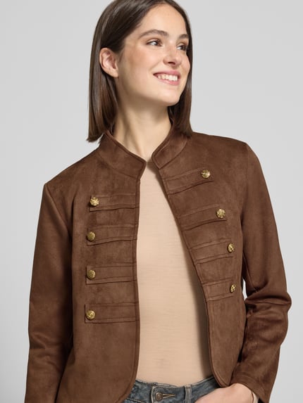 Frauenmodel trägt Strickjacke mit Zierknöpfen Modell 'Jacket Is44ia' von ZABAIONE in Braun, Struktur-Muster, Stehkragen, Nahaufnahme Oberkörper.