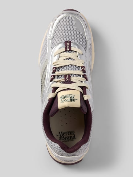 Productfoto, Sneaker Modell 'Re-Run EVO' van The Mercer, afgeronde pasvorm, labeldetail, gestructureerde grijze mesh met beige zool, context heren sneaker, vetersluiting, gestructureerde zool, hakhoogte 4 cm, schachthoogte 8 cm, schachtwijdte 9 cm