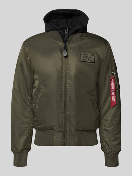 Produktfoto, Jacke mit Reißverschlusstasche am Ärmel von Alpha Industries in Olivgrün mit Kapuze, gerippten Abschlüssen und Patch, Regular Fit