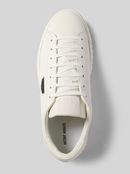 Productfoto, Sneaker aus Leder mit Label-Applikation van Antony Morato, heren sneakers van echt leer, afgeronde punt, vetersluiting, labelapplicatie, hakhoogte bij maat 44: 5 cm, schachthoogte: 9 cm, schachtbreedte: 7 cm, wit met glad oppervlak, subtiele zwarte details