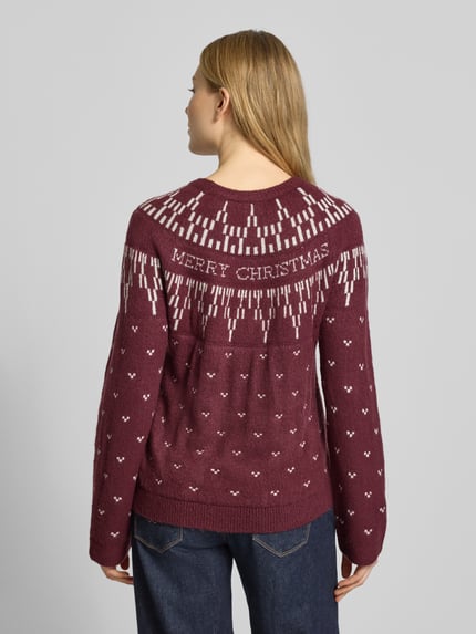 Vrouwenmodel draagt gebreide pullover van Vila, materiaalmix met stretch, regular fit, all-over look, model 'KERTI', ruglengte maat S 59 cm, mouwlengte 62 cm, ronde hals. Ganzkörperansicht rückansicht.