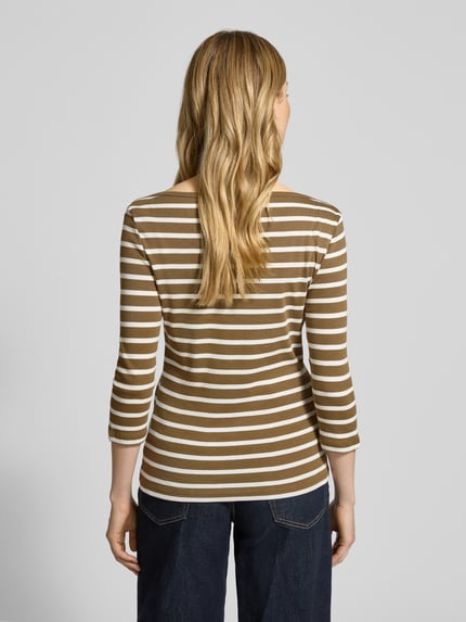 Frauenmodel trägt Slim Fit T-Shirt aus reiner Baumwolle von Tommy Hilfiger, Optik:Allover-Muster, gestreift, 3/4-Arm, Feinstrick, Ganzkörperansicht Rückansicht.