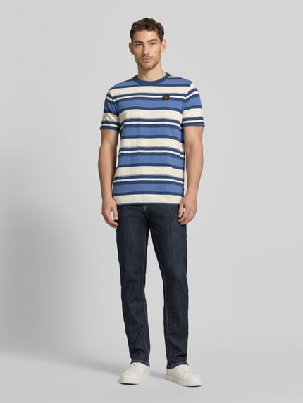 Männermodel trägt T-shirt mit ronde hals en labelstitching van PME Legend, heren, puur katoen, regular fit, streepmotief, ruglengte maat M 74 cm, vooraanzicht volledige lichaamsopname.