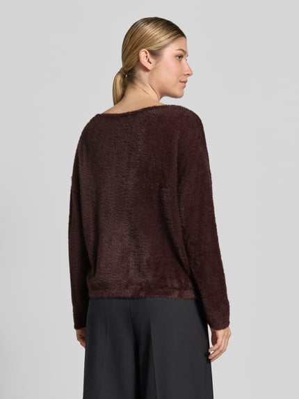 Frauenmodel trägt Regular Fit Pullover mit Viskose-Anteil von s.Oliver BLACK LABEL in dunklem Braun, flauschige Struktur, Ganzkörperansicht Rückansicht.