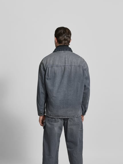 Männermodel trägt Regular Fit Hemdjacke in Denim-Optik von Diesel aus reiner Baumwolle, mittleres Grau, Aufgesetzte Taschen, Rückenansicht.