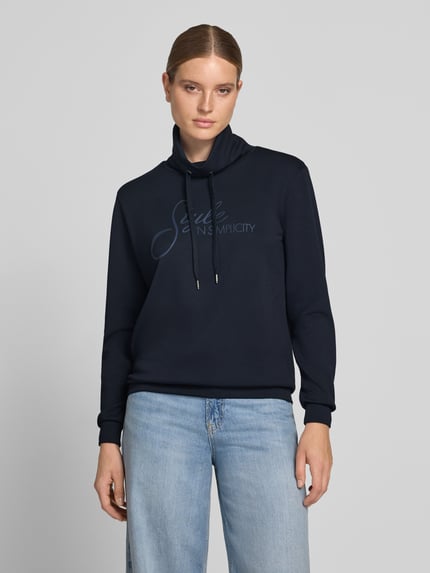 Frauenmodel trägt Regular Fit Sweatshirt aus reiner Modal-Mix Modell 'BANU' von Soyaconcept in Dunkelblau, glatte Textur, Ganzkörperansicht von vorne. Damen Sweatshirt von Soyaconcept.