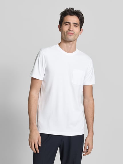 Männermodel trägt T-Shirt mit Rundhalsausschnitt und Brusttasche von Christian Berg Men, Weiß, Baumwoll-Mix, Regular-Fit, Ganzkörperansicht von vorne. Rückenlänge bei Größe M: 72 cm.