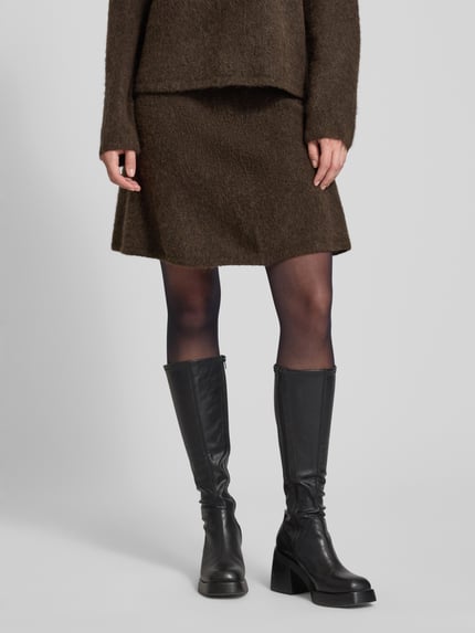 Frauenmodel trägt Mini-Rock aus Woll-Mix mit Alpaka Modell 'LULU' von Selected Femme, Optik: Unifarben, Passform: Ausgestellt, Mini-Länge, Bundabschluss: Elastisch, Materialverarbeitung: Strick, gebürstet, Material: Woll-Mix, Ganzkörperansicht von vorne.