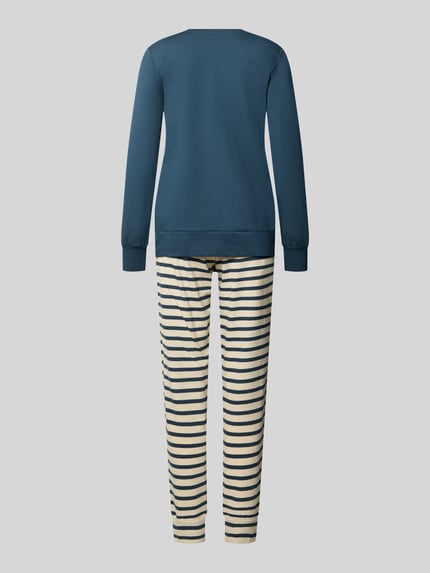Frauenmodel trägt Regular Fit Pyjama-Set aus reiner Baumwolle von SCHIESSER in Blau und Creme mit Rundhalsausschnitt, Rückansicht, Ganzkörperansicht von hinten.