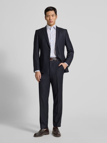 Männermodel trägt Regular Fit Businesshemd aus katoen met Kentkraag van OLYMP, witte stof met knoopsluiting, geheellichaamsfoto van voren.