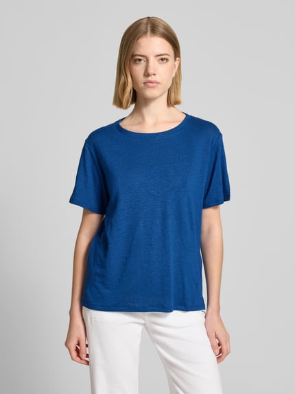 Frauenmodel trägt Regular Fit T-Shirt aus Leinen-Mix Modell 'PELOTA' von Weekend Max Mara, Optik: Unifarben, Feinstrick, Ganzkörperansicht von vorne.