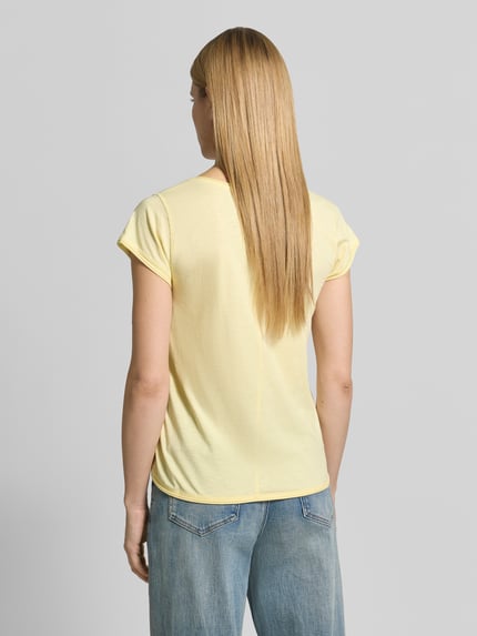 Frauenmodel trägt T-Shirt mit Stitching und Rundhalsausschnitt von Christian Berg Woman in Gelb, reine Baumwolle, Rollsaum, Regular Fit, Ganzkörperansicht Rückansicht.
