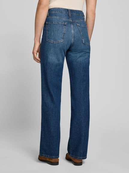 Frauenmodel trägt Wide Fit Jeans aus reiner Baumwolle Modell 'DANILA' von MANGO in Dunkelblau, strukturierte Oberfläche, Ganzkörperansicht Rückansicht. 5-Pocket-Design, Gürtelschlaufen, Knopf- und Reißverschluss, Bundweite 37 cm, Innenbeinlänge 85 cm.