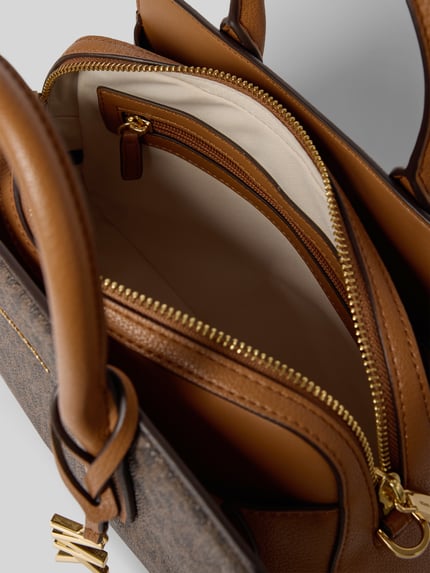 Produktfoto, Handtasche mit Label-Applikation Modell 'LAILA' von MICHAEL Michael Kors, Hauptfach mit Reißverschluss, braune und beige Töne, sichtbare Struktur, goldfarbene Details, Maße ca. 29 cm Breite, 19 cm Länge, 10 cm Tiefe, Schulterriemen etwa 132 cm, Tragehenkel und Schulterriemen, detailreiche Nahaufnahme.