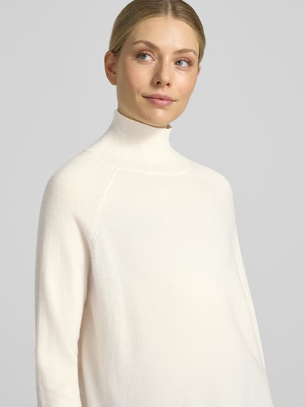 Frauenmodel trägt Loose Fit Pullover aus Woll-Kaschmir-Mix Modell 'ZARINA' von Max Mara, Damen Pullover von Weekend Max Mara, Nahaufnahme Oberkörper.