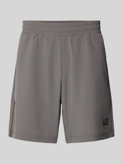 Produktfoto, Shorts mit Logo von EA7 Emporio Armani w kolorze szarym, materiał z domieszką stretchu, krój regular fit, elastyczny pas, logo, szerokość w rozmiarze M: 42 cm, długość wewnętrzna nogawki: 20 cm
