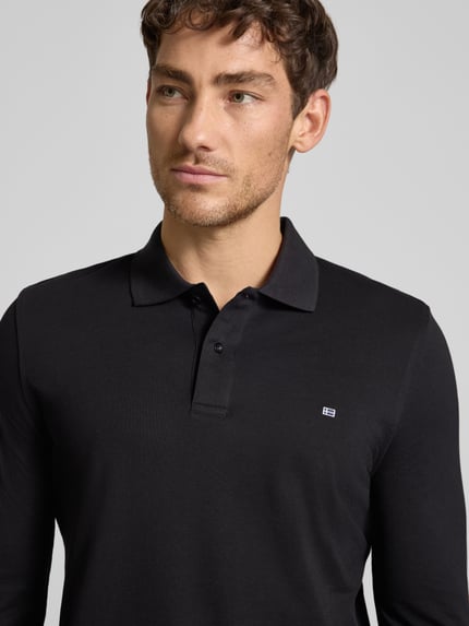 Męski model nosi Poloshirt mit Label-Stitching Modell 'PAXTON' od Christian Berg Men, czarny, bawełna, slim fit, zbliżenie na górę ciała.
