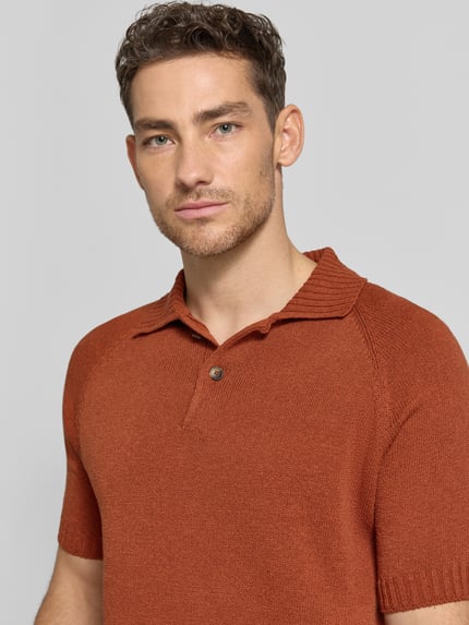 Mannenmodel draagt Regular Fit Poloshirt uit katoen-kasjmier mix met knoopsluiting van GRAN SASSO, structuur breisel, close-up bovenlichaam.