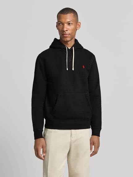 Mężczyzna nosi Regular Fit Hoodie aus Baumwoll-Mix von Polo Ralph Lauren, kolor czarny, tekstura gładka, Ganzkörperansicht von vorne.